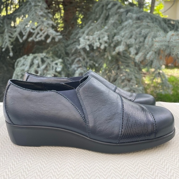 NEW SAS Navy Blue Leather Nora Slip on Comfort Loafers. Women’s size 9.5 - Picture 1 of 10